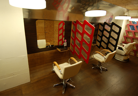 席と席の間のパティーションは２タイプあります。